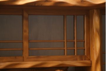 中古　美品　屋久杉　漆塗り　美しい木の風合いを堪能できる茶箪笥(飾り棚、違い棚、茶棚、戸棚、収納棚)(定価約250万円)(R-077834)