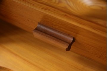 中古　美品　屋久杉　漆塗り　美しい木の風合いを堪能できる茶箪笥(飾り棚、違い棚、茶棚、戸棚、収納棚)(定価約250万円)(R-077834)