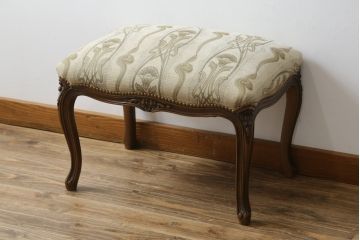 中古　カリモク家具(karimoku)　domani(ドマーニ)　Louis(ルイ)XVシリーズ　ルイ15世　気品ある佇まいが高級感を醸し出すオットマン(スツール)(R-077835)