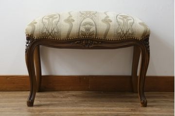 中古　カリモク家具(karimoku)　domani(ドマーニ)　Louis(ルイ)XVシリーズ　ルイ15世　気品ある佇まいが高級感を醸し出すオットマン(スツール)(R-077835)