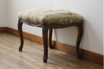 中古　カリモク家具(karimoku)　domani(ドマーニ)　Louis(ルイ)XVシリーズ　ルイ15世　気品ある佇まいが高級感を醸し出すオットマン(スツール)(R-077835)