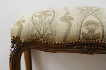 中古　カリモク家具(karimoku)　domani(ドマーニ)　Louis(ルイ)XVシリーズ　ルイ15世　気品ある佇まいが高級感を醸し出すオットマン(スツール)(R-077835)
