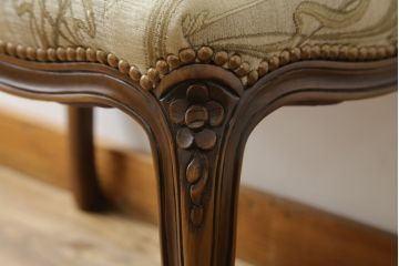 中古　カリモク家具(karimoku)　domani(ドマーニ)　Louis(ルイ)XVシリーズ　ルイ15世　気品ある佇まいが高級感を醸し出すオットマン(スツール)(R-077835)
