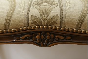 中古　カリモク家具(karimoku)　domani(ドマーニ)　Louis(ルイ)XVシリーズ　ルイ15世　気品ある佇まいが高級感を醸し出すオットマン(スツール)(R-077835)
