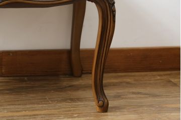 中古　カリモク家具(karimoku)　domani(ドマーニ)　Louis(ルイ)XVシリーズ　ルイ15世　気品ある佇まいが高級感を醸し出すオットマン(スツール)(R-077835)