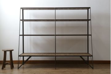 中古　ラフジュ工房オリジナル　杉材　台形アイアンラック(オープンラック、シェルフ、店舗什器、飾り棚、陳列棚)(R-077836)