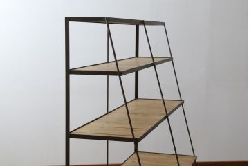 中古　ラフジュ工房オリジナル　杉材　台形アイアンラック(オープンラック、シェルフ、店舗什器、飾り棚、陳列棚)(R-077836)