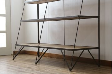 中古　ラフジュ工房オリジナル　杉材　台形アイアンラック(オープンラック、シェルフ、店舗什器、飾り棚、陳列棚)(R-077836)
