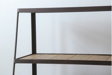 中古　ラフジュ工房オリジナル　杉材　台形アイアンラック(オープンラック、シェルフ、店舗什器、飾り棚、陳列棚)(R-077836)