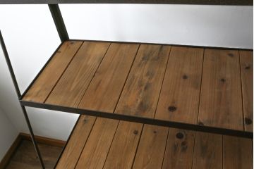 中古　ラフジュ工房オリジナル　杉材　台形アイアンラック(オープンラック、シェルフ、店舗什器、飾り棚、陳列棚)(R-077836)