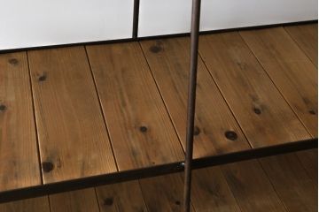 中古　ラフジュ工房オリジナル　杉材　台形アイアンラック(オープンラック、シェルフ、店舗什器、飾り棚、陳列棚)(R-077836)