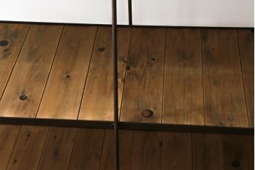 中古　ラフジュ工房オリジナル　杉材　台形アイアンラック(オープンラック、シェルフ、店舗什器、飾り棚、陳列棚)(R-077836)