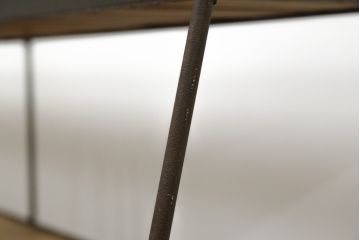 中古　ラフジュ工房オリジナル　杉材　台形アイアンラック(オープンラック、シェルフ、店舗什器、飾り棚、陳列棚)(R-077836)