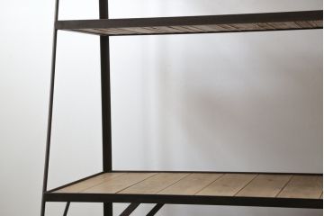 中古　ラフジュ工房オリジナル　杉材　台形アイアンラック(オープンラック、シェルフ、店舗什器、飾り棚、陳列棚)(R-077836)