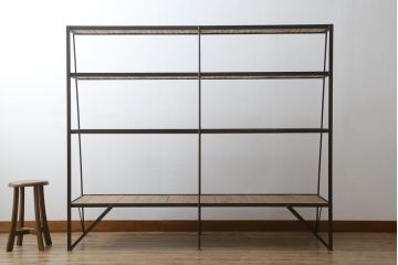 中古　ラフジュ工房オリジナル　杉材　台形アイアンラック(オープンラック、シェルフ、店舗什器、飾り棚、陳列棚)(R-077836)