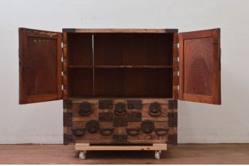 和製アンティーク　前面欅(ケヤキ)材　新潟　美しい木目と大きな金具が目を引く観音扉付き帳場箪笥(アンティーク箪笥、時代箪笥、和箪笥、収納箪笥、整理箪笥、引き出し)(R-077837)