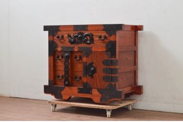 中古　民芸家具　楡(ニレ)材　総無垢　重厚な金具が存在感を放つ車箪笥(和たんす、収納タンス、帳場箪笥、サイドチェスト、引き出し)(R-077843)