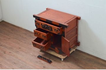 中古　民芸家具　楡(ニレ)材　総無垢　重厚な金具が存在感を放つ車箪笥(和たんす、収納タンス、帳場箪笥、サイドチェスト、引き出し)(R-077843)