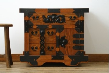 中古　民芸家具　楡(ニレ)材　総無垢材　重厚な金具が存在感を放つ車箪笥　(R-077843)