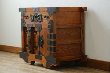 中古　民芸家具　楡(ニレ)材　総無垢材　重厚な金具が存在感を放つ車箪笥　(R-077843)