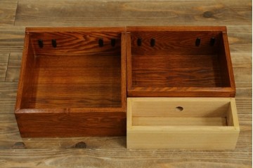 中古　民芸家具　楡(ニレ)材　総無垢材　重厚な金具が存在感を放つ車箪笥　(R-077843)