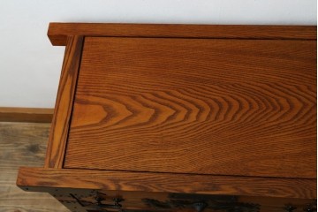 中古　民芸家具　楡(ニレ)材　総無垢材　重厚な金具が存在感を放つ車箪笥　(R-077843)