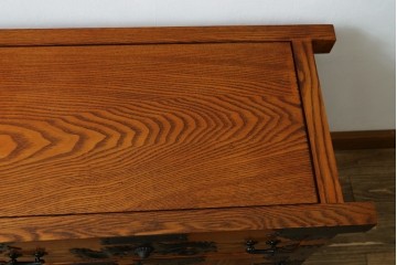 中古　民芸家具　楡(ニレ)材　総無垢材　重厚な金具が存在感を放つ車箪笥　(R-077843)