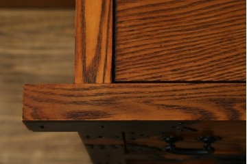 中古　民芸家具　楡(ニレ)材　総無垢材　重厚な金具が存在感を放つ車箪笥　(R-077843)