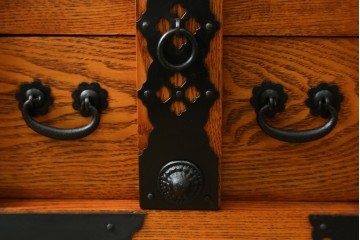 中古　民芸家具　楡(ニレ)材　総無垢材　重厚な金具が存在感を放つ車箪笥　(R-077843)