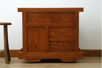 中古　民芸家具　楡(ニレ)材　総無垢材　重厚な金具が存在感を放つ車箪笥　(R-077843)