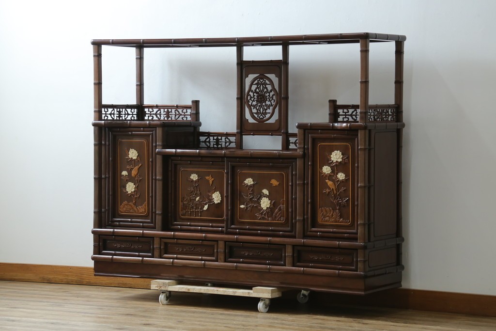 和製ビンテージ　紫檀(シタン)材　優雅な花鳥図の彫刻と上品な透かし彫りが目を引く飾り棚(茶棚、違い棚、収納棚、戸棚、ヴィンテージ)(定価約140万円)(R-077844)