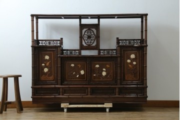 和製ビンテージ　紫檀(シタン)材　優雅な花鳥図の彫刻と上品な透かし彫りが目を引く飾り棚(茶棚、違い棚、収納棚、戸棚、ヴィンテージ)(定価約140万円)(R-077844)