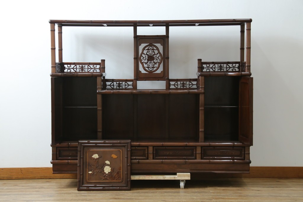 和製ビンテージ　紫檀(シタン)材　優雅な花鳥図の彫刻と上品な透かし彫りが目を引く飾り棚(茶棚、違い棚、収納棚、戸棚、ヴィンテージ)(定価約140万円)(R-077844)