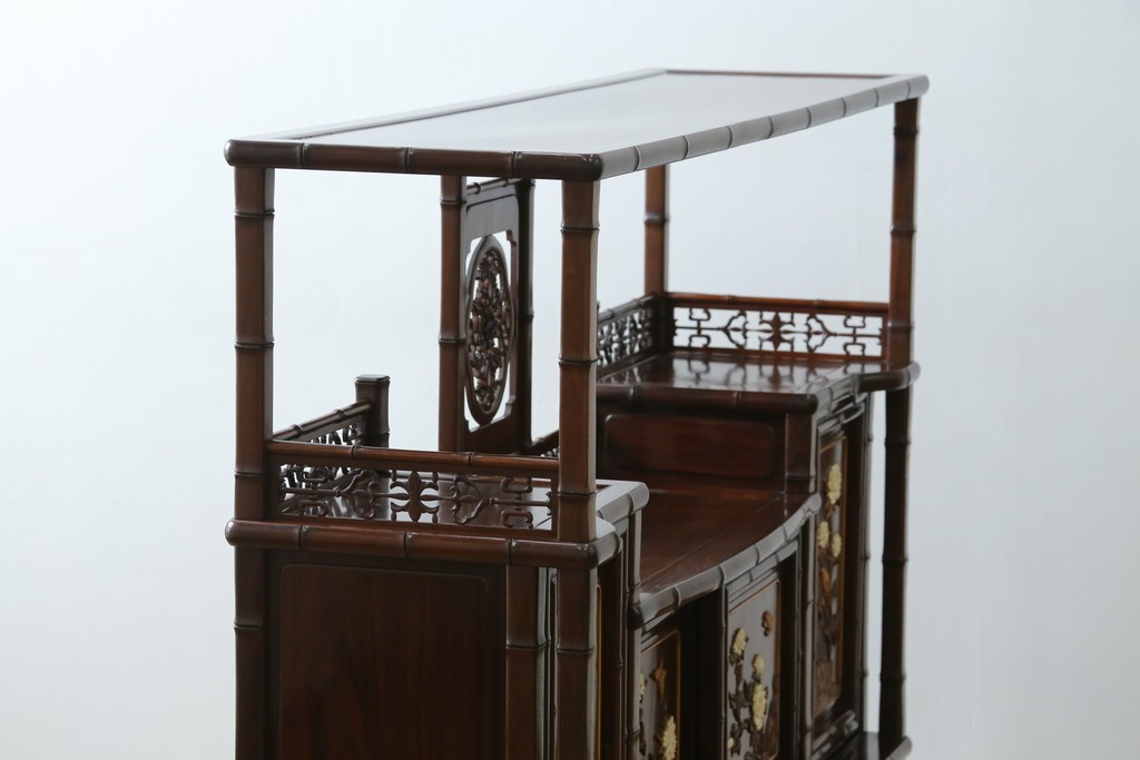 和製ビンテージ　紫檀(シタン)材　優雅な花鳥図の彫刻と上品な透かし彫りが目を引く飾り棚(茶棚、違い棚、収納棚、戸棚、ヴィンテージ)(定価約140万円)(R-077844)