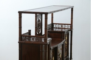 和製ビンテージ　紫檀(シタン)材　優雅な花鳥図の彫刻と上品な透かし彫りが目を引く飾り棚(茶棚、違い棚、収納棚、戸棚、ヴィンテージ)(定価約140万円)(R-077844)