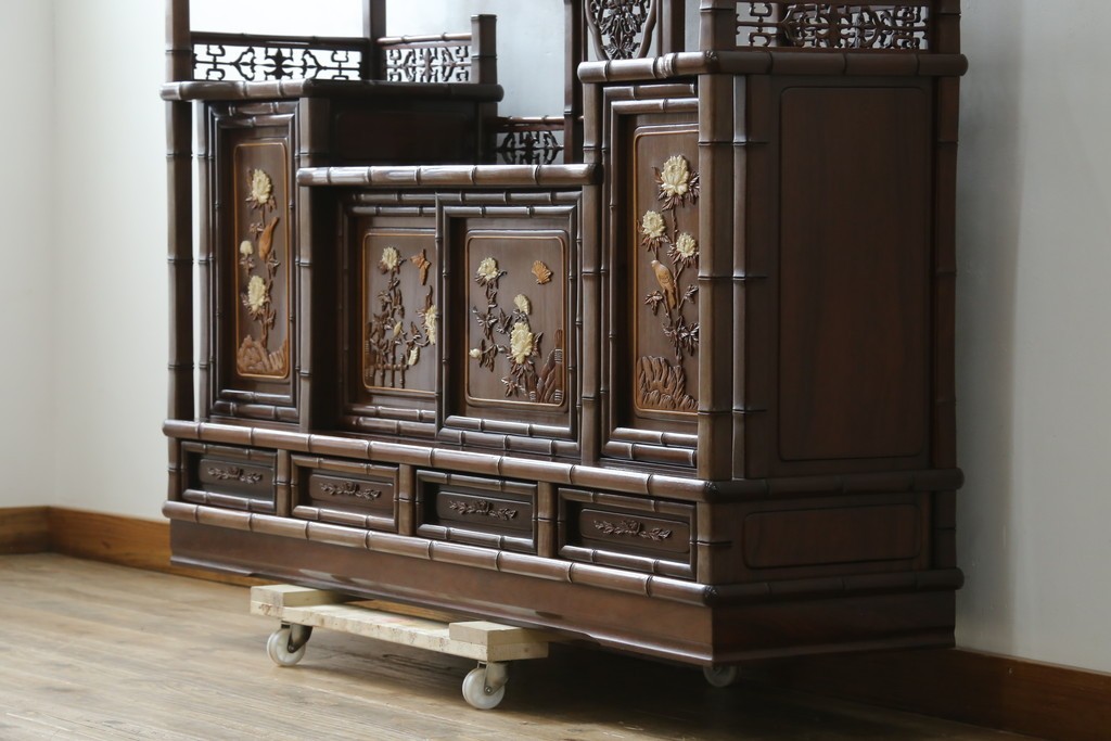 和製ビンテージ　紫檀(シタン)材　優雅な花鳥図の彫刻と上品な透かし彫りが目を引く飾り棚(茶棚、違い棚、収納棚、戸棚、ヴィンテージ)(定価約140万円)(R-077844)