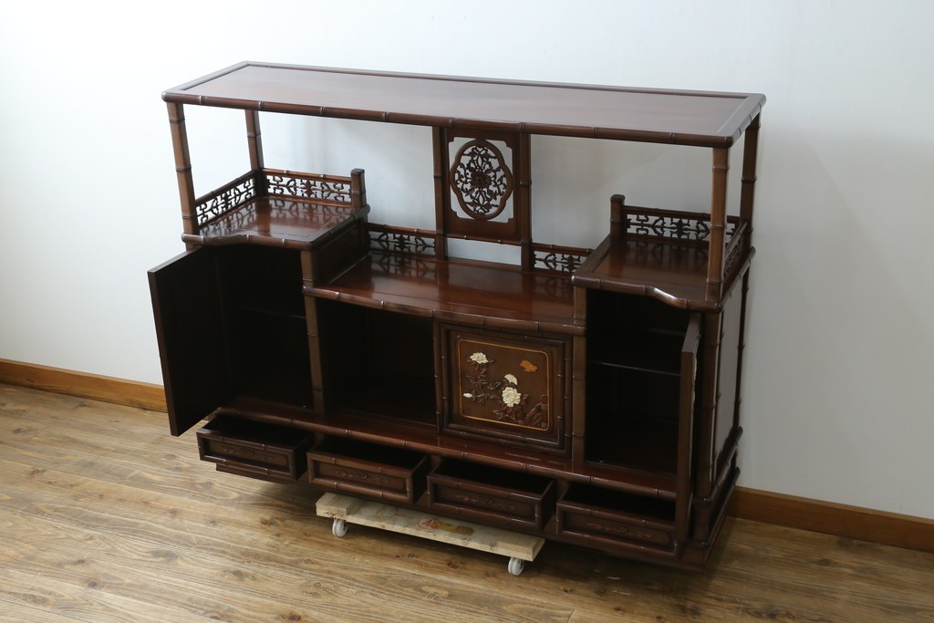 和製ビンテージ　紫檀(シタン)材　優雅な花鳥図の彫刻と上品な透かし彫りが目を引く飾り棚(茶棚、違い棚、収納棚、戸棚、ヴィンテージ)(定価約140万円)(R-077844)