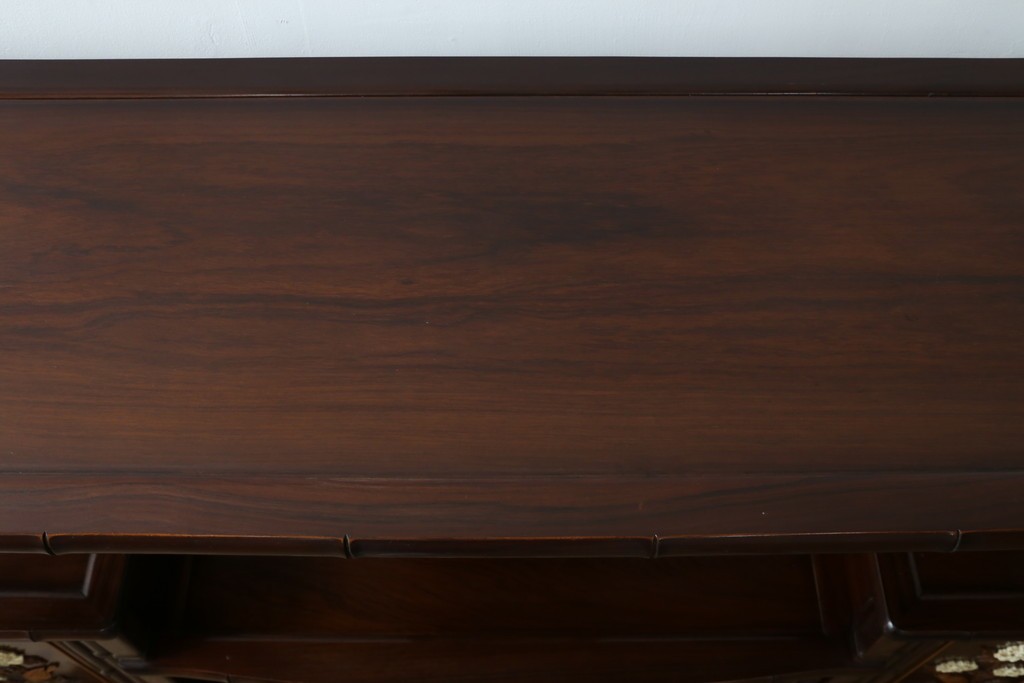 和製ビンテージ　紫檀(シタン)材　優雅な花鳥図の彫刻と上品な透かし彫りが目を引く飾り棚(茶棚、違い棚、収納棚、戸棚、ヴィンテージ)(定価約140万円)(R-077844)