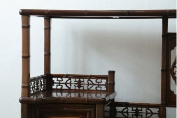 和製ビンテージ　紫檀(シタン)材　優雅な花鳥図の彫刻と上品な透かし彫りが目を引く飾り棚(茶棚、違い棚、収納棚、戸棚、ヴィンテージ)(定価約140万円)(R-077844)