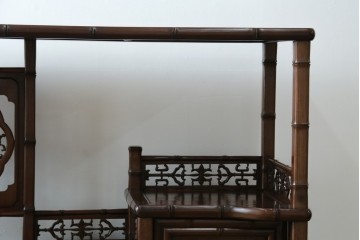 和製ビンテージ　紫檀(シタン)材　優雅な花鳥図の彫刻と上品な透かし彫りが目を引く飾り棚(茶棚、違い棚、収納棚、戸棚、ヴィンテージ)(定価約140万円)(R-077844)