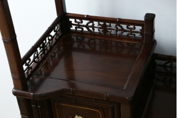 和製ビンテージ　紫檀(シタン)材　優雅な花鳥図の彫刻と上品な透かし彫りが目を引く飾り棚(茶棚、違い棚、収納棚、戸棚、ヴィンテージ)(定価約140万円)(R-077844)