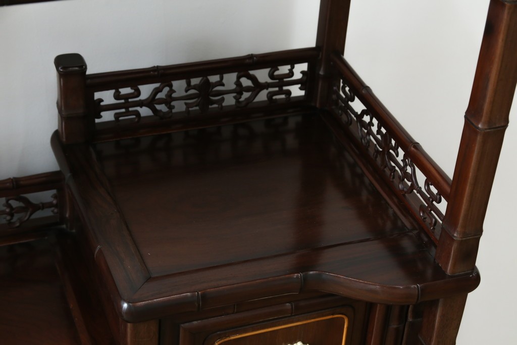 和製ビンテージ　紫檀(シタン)材　優雅な花鳥図の彫刻と上品な透かし彫りが目を引く飾り棚(茶棚、違い棚、収納棚、戸棚、ヴィンテージ)(定価約140万円)(R-077844)