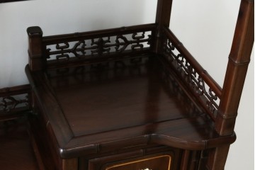 和製ビンテージ　紫檀(シタン)材　優雅な花鳥図の彫刻と上品な透かし彫りが目を引く飾り棚(茶棚、違い棚、収納棚、戸棚、ヴィンテージ)(定価約140万円)(R-077844)