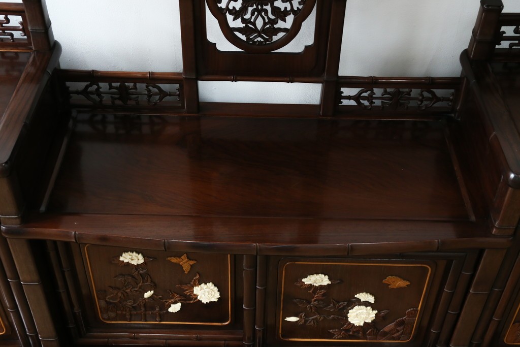 和製ビンテージ　紫檀(シタン)材　優雅な花鳥図の彫刻と上品な透かし彫りが目を引く飾り棚(茶棚、違い棚、収納棚、戸棚、ヴィンテージ)(定価約140万円)(R-077844)