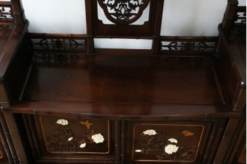 和製ビンテージ　紫檀(シタン)材　優雅な花鳥図の彫刻と上品な透かし彫りが目を引く飾り棚(茶棚、違い棚、収納棚、戸棚、ヴィンテージ)(定価約140万円)(R-077844)