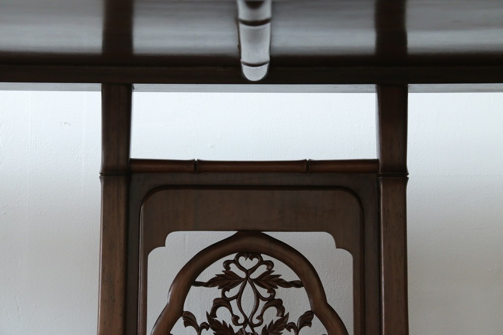 和製ビンテージ　紫檀(シタン)材　優雅な花鳥図の彫刻と上品な透かし彫りが目を引く飾り棚(茶棚、違い棚、収納棚、戸棚、ヴィンテージ)(定価約140万円)(R-077844)