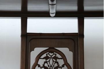 和製ビンテージ　紫檀(シタン)材　優雅な花鳥図の彫刻と上品な透かし彫りが目を引く飾り棚(茶棚、違い棚、収納棚、戸棚、ヴィンテージ)(定価約140万円)(R-077844)