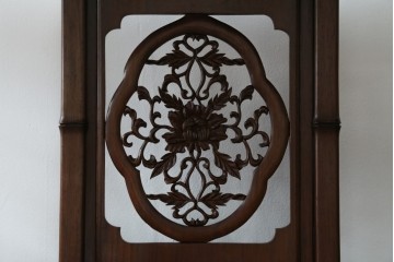 和製ビンテージ　紫檀(シタン)材　優雅な花鳥図の彫刻と上品な透かし彫りが目を引く飾り棚(茶棚、違い棚、収納棚、戸棚、ヴィンテージ)(定価約140万円)(R-077844)