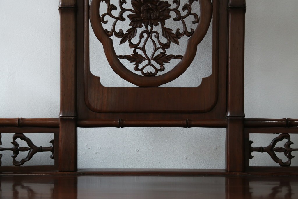 和製ビンテージ　紫檀(シタン)材　優雅な花鳥図の彫刻と上品な透かし彫りが目を引く飾り棚(茶棚、違い棚、収納棚、戸棚、ヴィンテージ)(定価約140万円)(R-077844)