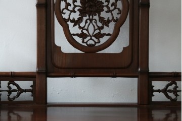 和製ビンテージ　紫檀(シタン)材　優雅な花鳥図の彫刻と上品な透かし彫りが目を引く飾り棚(茶棚、違い棚、収納棚、戸棚、ヴィンテージ)(定価約140万円)(R-077844)